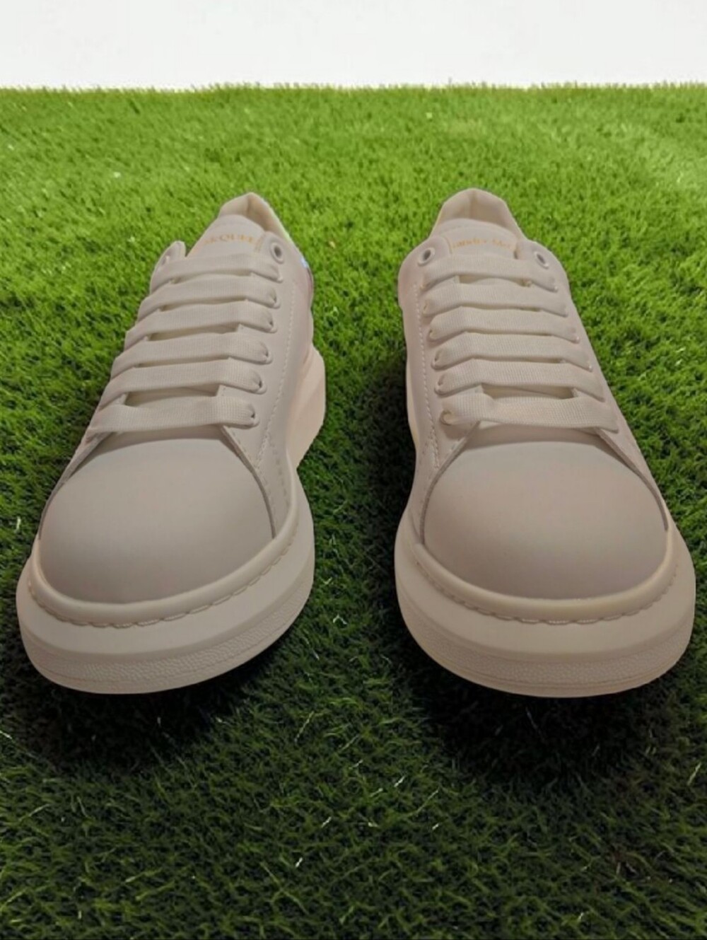 Alexander McQueen Oversized Iridescent White Size 8 No Box - Picture 3 of 6